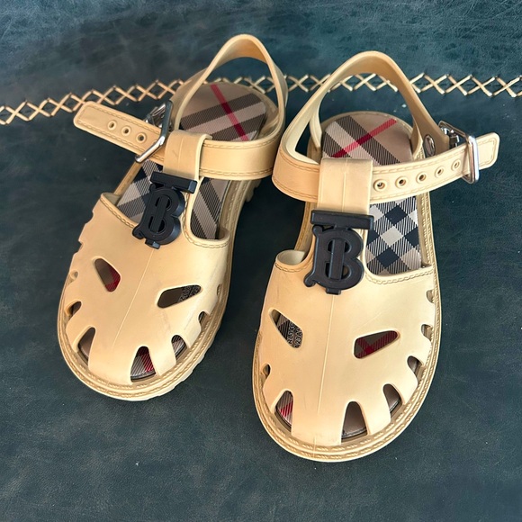 Rubber cute Burberry original sandals EU size 28, it’s US size 11.